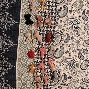 17 Baby Bows/ Headbands. Great Condition.